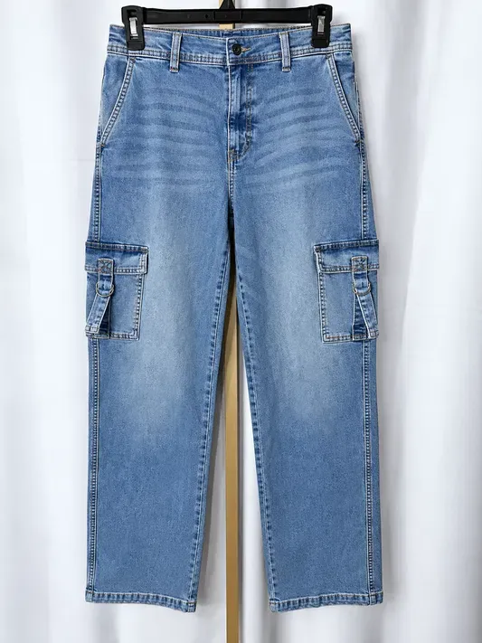 Light wash cargo jeans